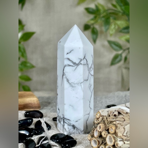 2172 Howlite Crystal Point - Picture 5 of 12